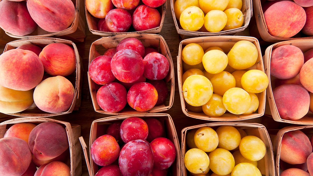 Discover the Surprising Health Benefits of Peaches vs. Plums: Which Stone Fruit Should You Choose?