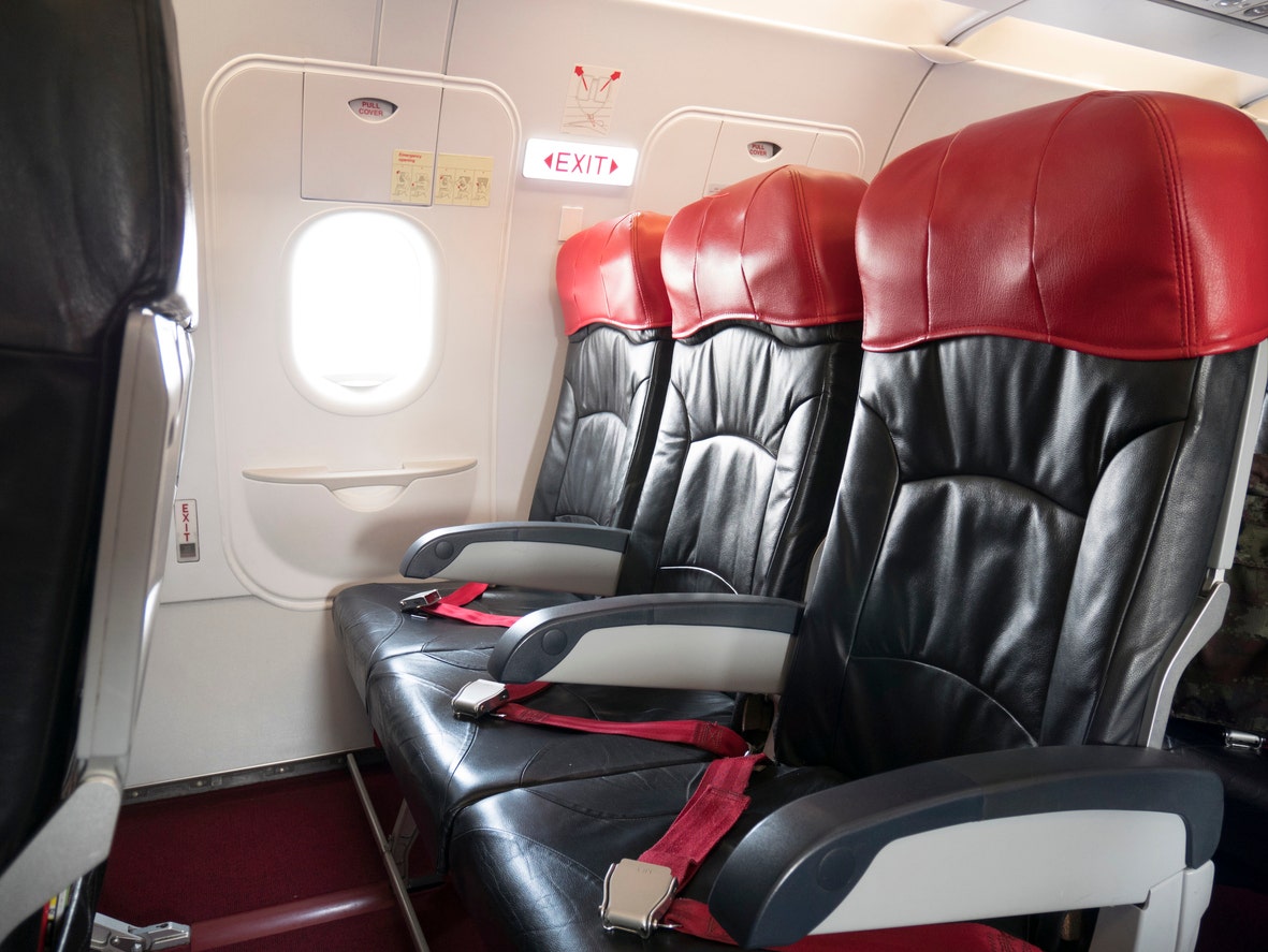 Passenger Sparks Heated Debate Over Extra Seat’s Entertainment Setup!