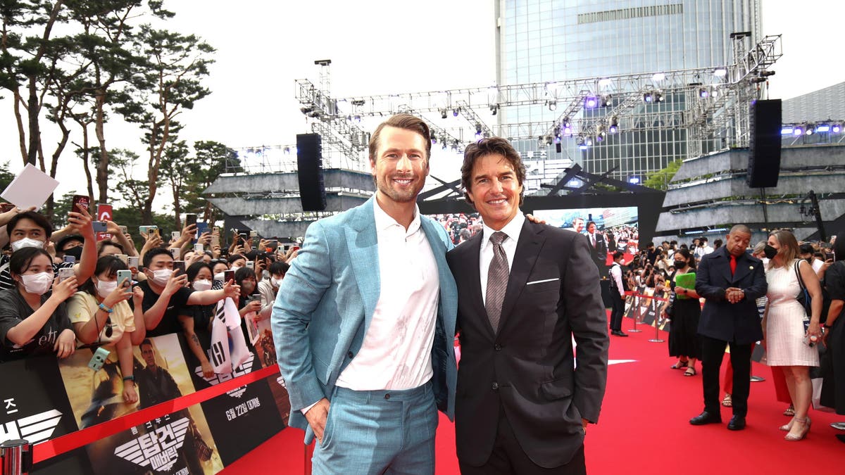 Glen Powell and Tom Cruise on the red carpet