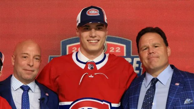 Canadiens surprise home crowd, select Juraj Slafkovský with top pick of 2022 NHL draft